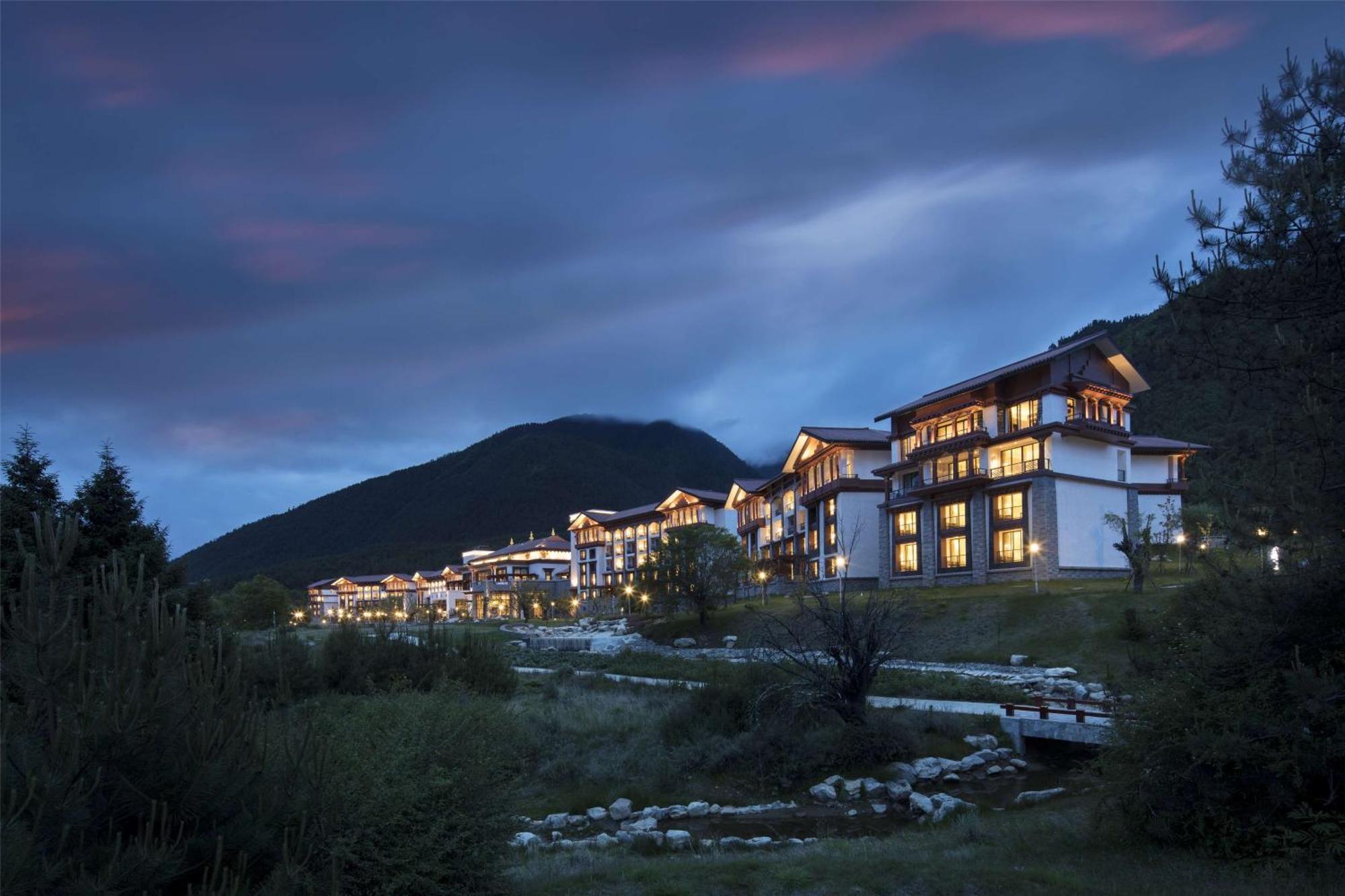 Hilton Linzhi Resort Ньїнгчі Екстер'єр фото